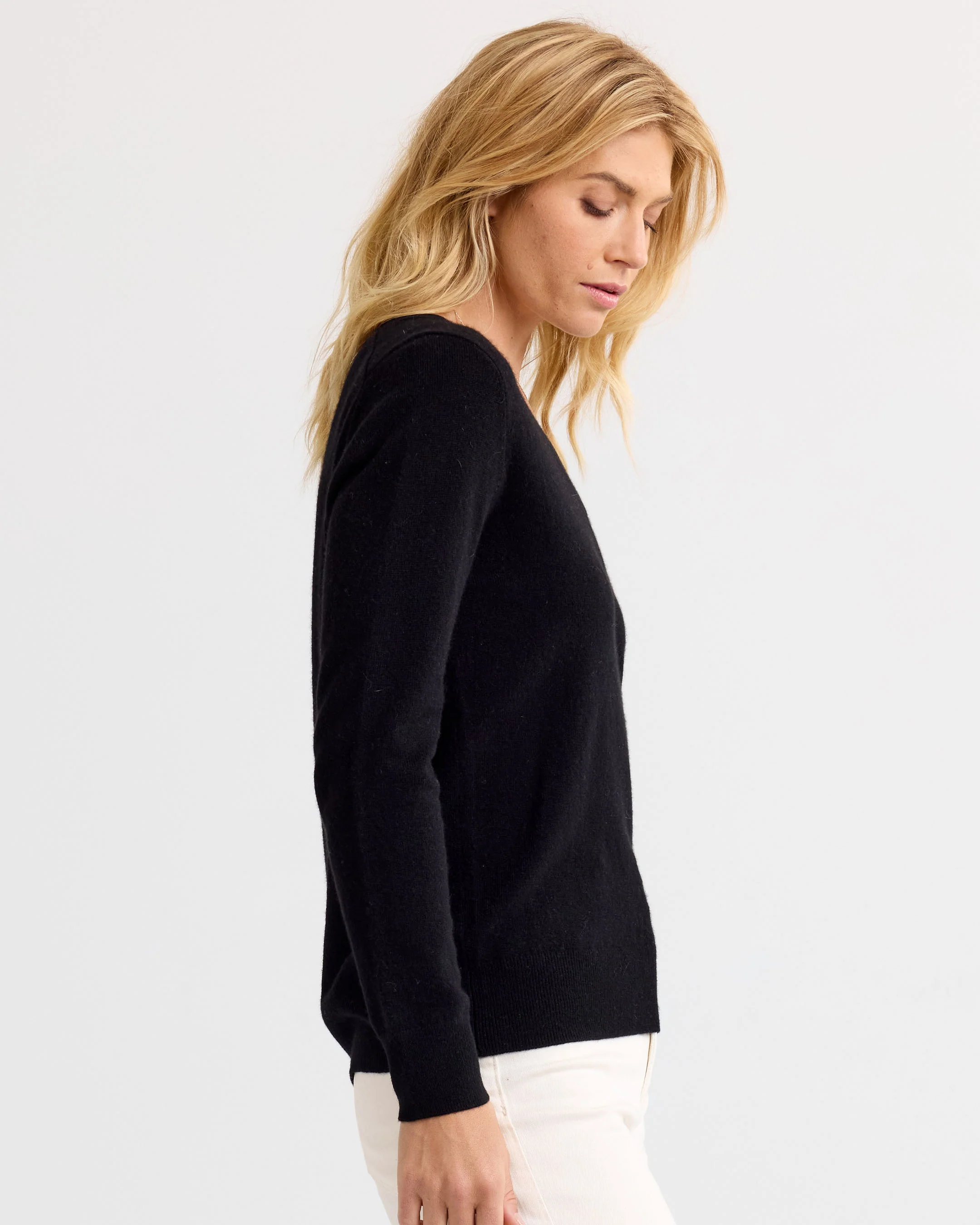 Essential Cashmere V-Neck - Image 3
