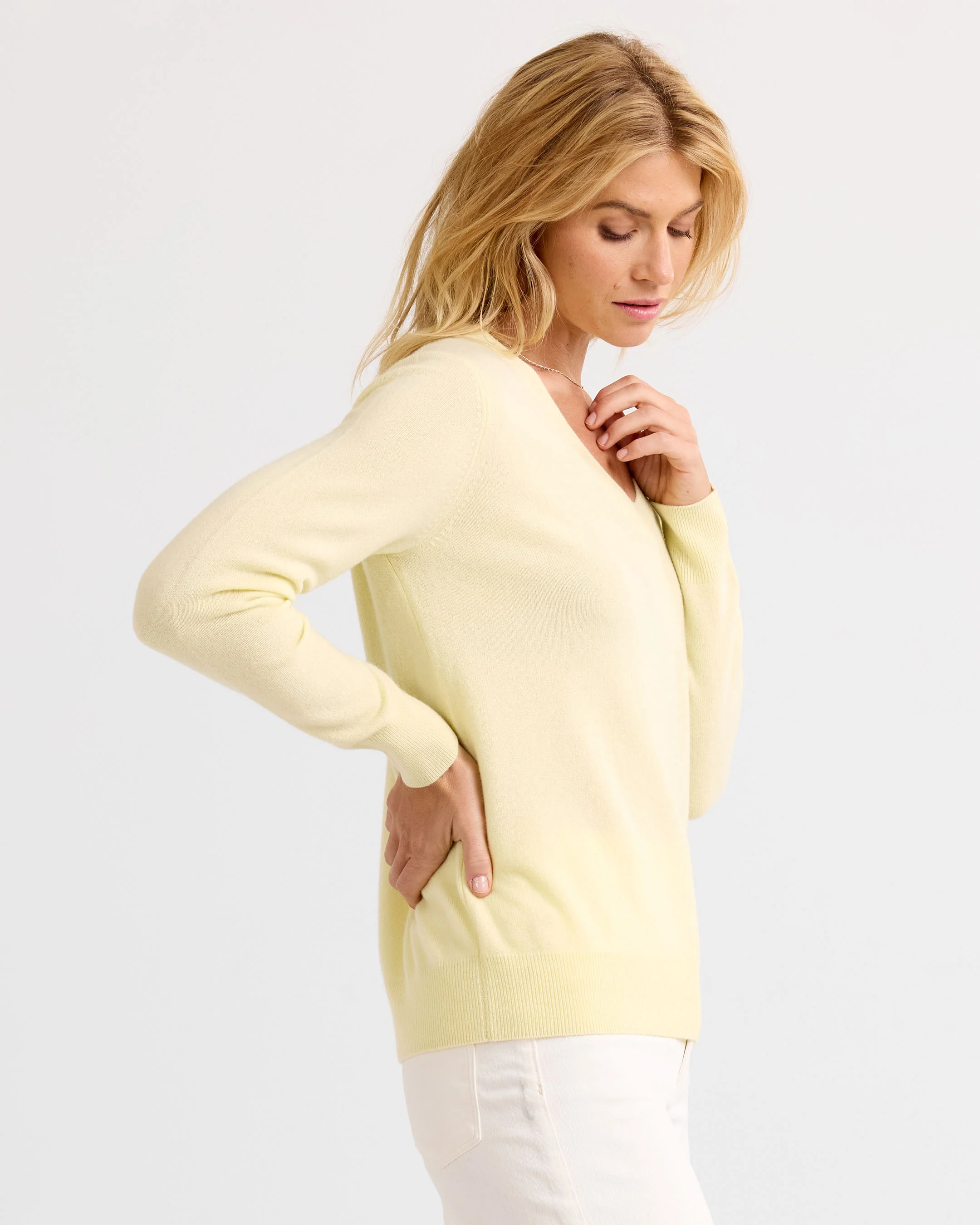Essential Cashmere V-Neck - Image 3